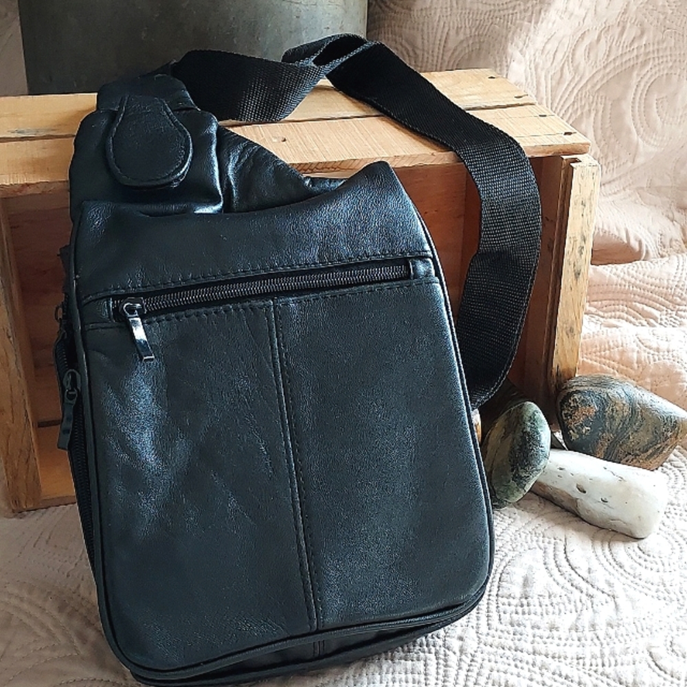 BUXTON BLACK LEATHER BACKPACK BAG